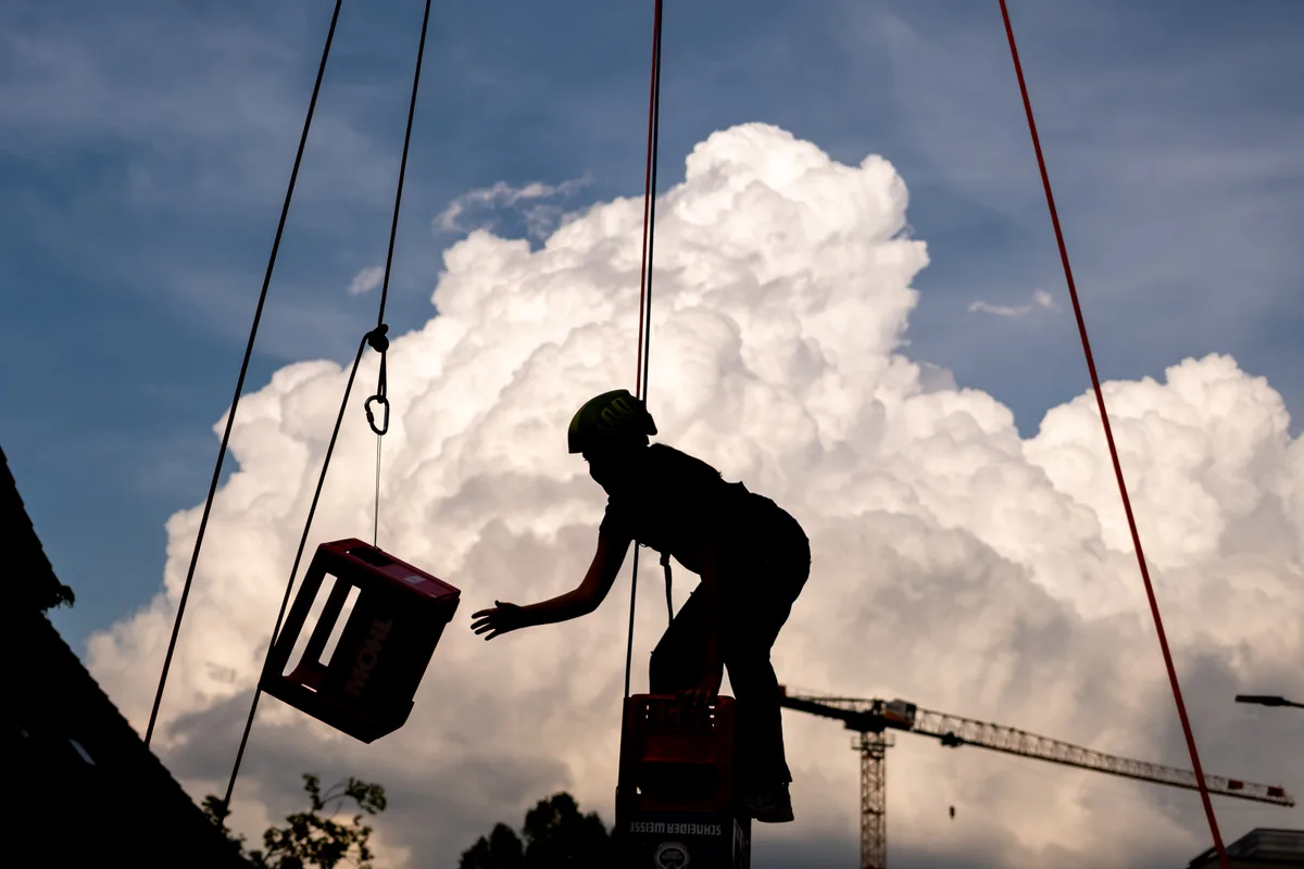 Höher hinaus beim Harassenstapeln des Cevi Wetzikon. Impressionen vom Freitagabend des Stadtfest Wetzikon 2024